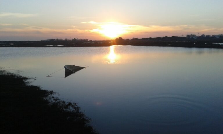 Poslední západ slunce na silvestra 2016 v jihoportugalském Algarve, konkrétně ve městě Faro