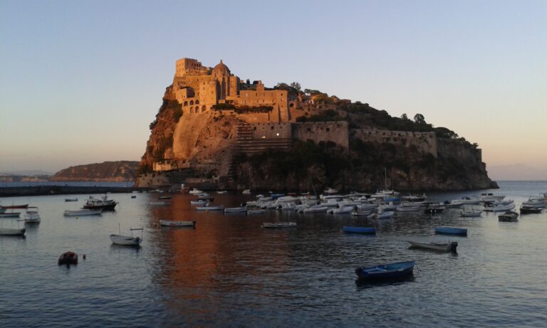 Italský ostrov Ischia nedaleko Neapole a jeho Castillo Aragonese z lodi