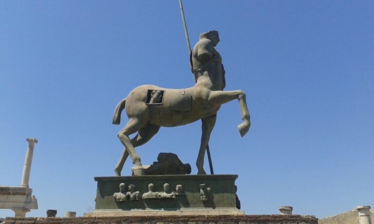 Socha ve městě Pompeje na hlavní třídě.