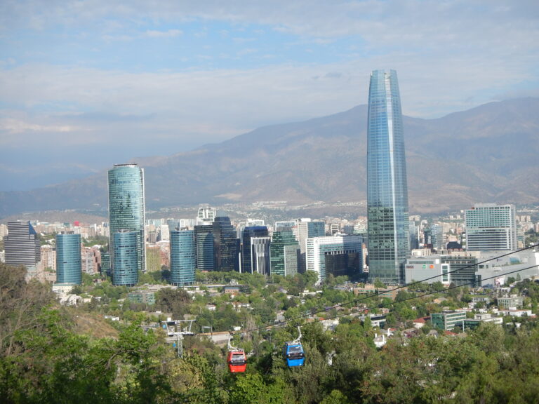 Hlavní město Chile z vyhlídky na vrccholu kopce Cerro San Cristobal