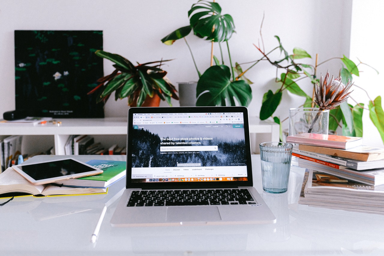 macbook-pro-on-white-table-3987016 | Jindřich Smítka